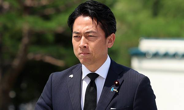고이즈미 신지로 일본 방위상이 27일 서울 동작구 국립서울현충원에서 현충탑에 참배하기 위해 이동하고 있다. 뉴시스