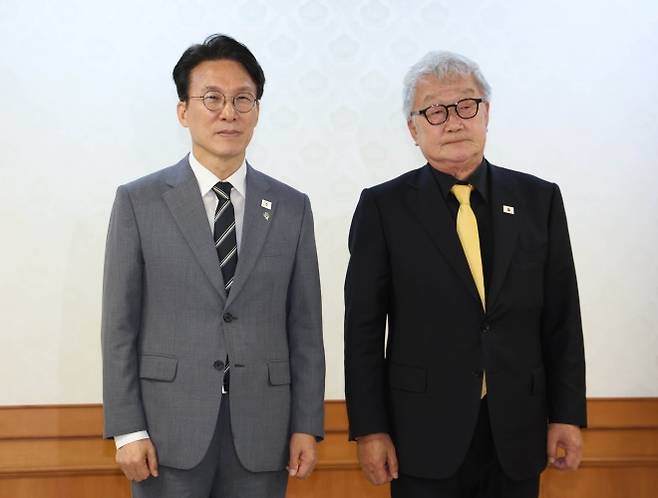 김민석 국무총리가 지난 15일 오전 서울 종로구 정부서울청사에서 명계남 황해도지사에게 임명장을 수여한 뒤 기념촬영 하고 있다. 2026.06.15. 뉴시스