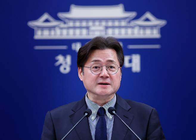 홍익표 정무수석이 25일 청와대 춘추관에서 청와대 비상경제상황실 구성 관련 브리핑을 하고 있다. ⓒ연합뉴스