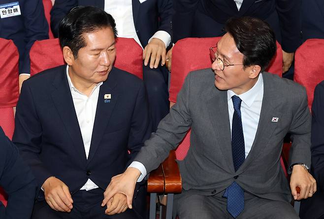 정청래 더불어민주당 대표(왼쪽)와 김민석 국무총리가 6월21일 국회 의원회관에서 열린 6·3 지방선거 단체장 당선자 워크숍을 마친 뒤 이석하고 있다. ⓒ연합뉴스