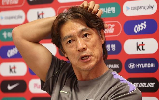 ▲ 2026 북중미 월드컵 A조 조별리그 3차전에서 남아공에 패해 32강 합류를 위해 다른 조의 결과를 기다리고 있는 한국 축구국가대표팀이 25일(현지시간) 팀 베이스캠프인 멕시코 과달라하라로 돌아와 사포판 치바스 바예 베르데에서 회복훈련을 했다. 훈련에 앞서&nbsp;홍명보&nbsp;감독이 기자의 질문에 답하고 있다. ⓒ 연합뉴스