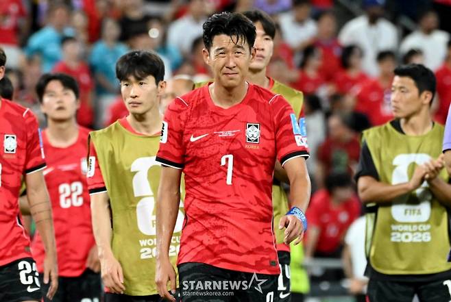 2026 북중미월드컵 A조 3차예선 대한민국 대 남아공 경기가 25일(한국시간) 멕시코 몬테레이 에스타디오 BBVA에서 열렸다.  후반전  선제골을 허용하며 남아공에 0-1로 패해 조3위에 머문  대표팀, 태극전사들의 아쉬움이 크다. /사진=김진경 대기자