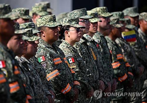 베네수엘라에 도착한 멕시코 구조대원 [AFP=연합뉴스]