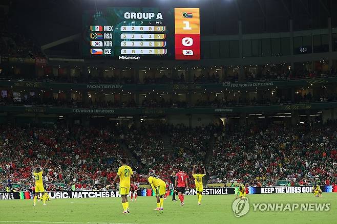 경우의 수, 알 수 없는 기다림의 시간으로 (몬테레이=연합뉴스) 신준희 기자 = 한국 축구 국가대표팀 선수들이 24일(현지시간) 멕시코 몬테레이 스타디움에서 열린 2026 북중미 월드컵 A조 3차전 남아프리카공화국과의 경기에서 0-1로 패배한 뒤 경기장 전광판에 A조 조별리그 최종 순위가 표시되고 있다. 
    A조 3위로 조별리그를 마친 한국 대표팀은 나머지 다른 조 조별리그 결과에 따라 32강 진출 여부가 결정된다. 2026.6.25 hama@yna.co.kr