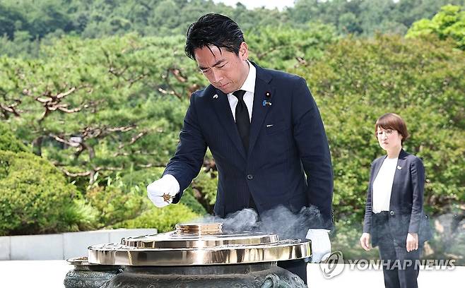 현충탑 참배하는 고이즈미 일본 방위상 (서울=연합뉴스) 김인철 기자 = 고이즈미 신지로 일본 방위상이 27일 서울 동작구 국립서울현충원을 방문해 현충탑에 참배하고 있다. 2026.6.27 yatoya@yna.co.kr