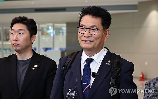 방미 일정 마치고 귀국하는 송영길 의원 (영종도=연합뉴스) 김인철 기자 = 더불어민주당 송영길 의원이 조정식 국회의장 특사 자격으로 미국 방문을 마친 뒤 27일 인천국제공항 제2여객터미널로 귀국하며 취재진과 인터뷰를 하고 있다. 2026.6.27 yatoya@yna.co.kr