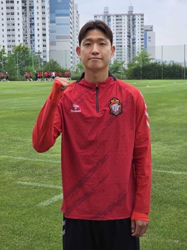 경남FC 임은수가 22일 창원축구센터 보조3구장에서 열린 팀 훈련에 앞서 사진 촬영을 하고 있다. /박신 기자