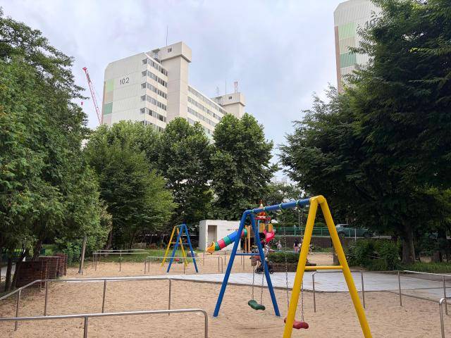 단지 내 어린이집 앞 놀이터에서 아이들이 있다. [사진=이은별 기자]