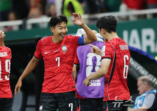 11일(현지시간) 멕시코 할리스코주 사포판 과달라하라 스타디움에서 열린 2026 북중미 월드컵 A조 조별리그 1차전 대한민국과 체코의 경기에서 동점골을 넣은 황인범이 손흥민과 함께 기뻐하고 있다. 2026.6.12 ⓒ 뉴스1 박지혜 기자