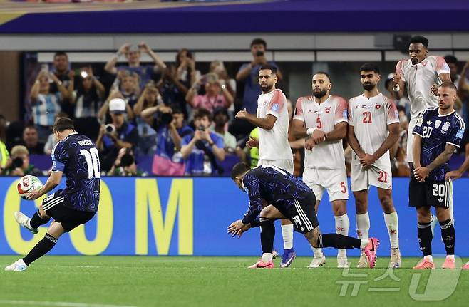 아르헨티나의 리오넬 메시가 28일(한국시간) 열린 요르단과 2026 북중미 월드컵 J조 조별리그 3차전에서 후반 35분 프리킥 득점을 기록했다. ⓒ AFP=뉴스1