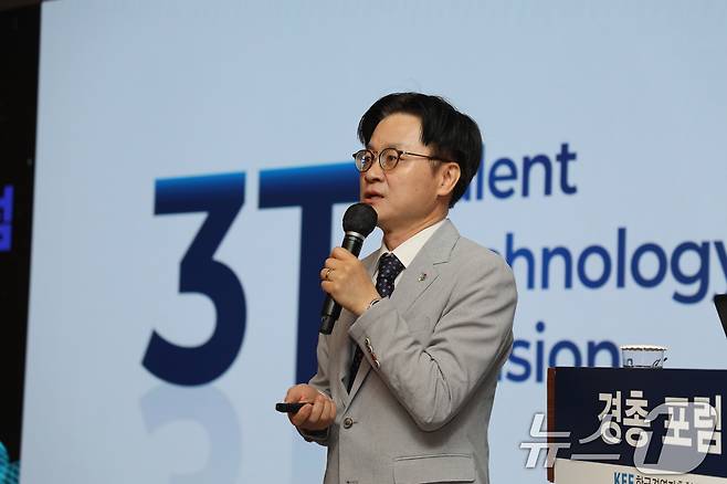 김정관 산업통상부 장관이 지난 26일 오전 서울 중구 조선호텔에서 열린 제289회 경총포럼에서 강연하고 있다. (한국경영자총협회 제공. 재판매 및 DB금지) 2026.6.26 ⓒ 뉴스1