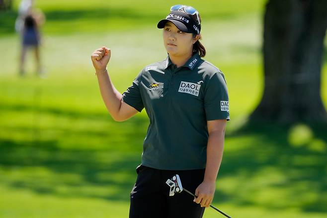 유해란이 28일 열린 LPGA 투어 KPMG 위민스 PGA 챔피언십 3라운드에서 주먹을 불끈 쥐고 있다. 사진 | AP=연합뉴스