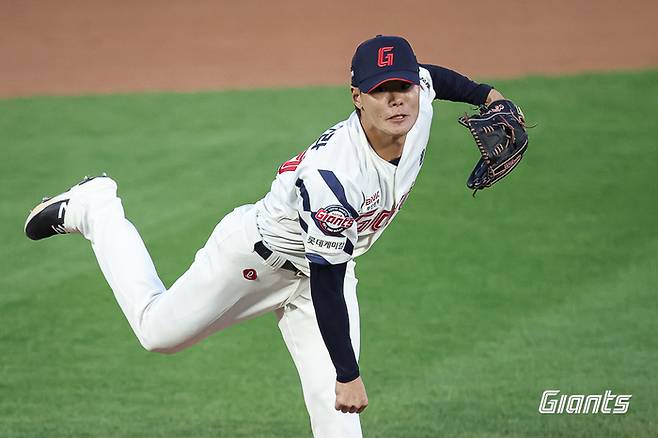 롯데 이이무라가 27일 부산 사직구장에서 열린 2026 KBO리그 정규시즌 LG전에 등판해 역투하고 있다. 사진 | 롯데 자이언츠