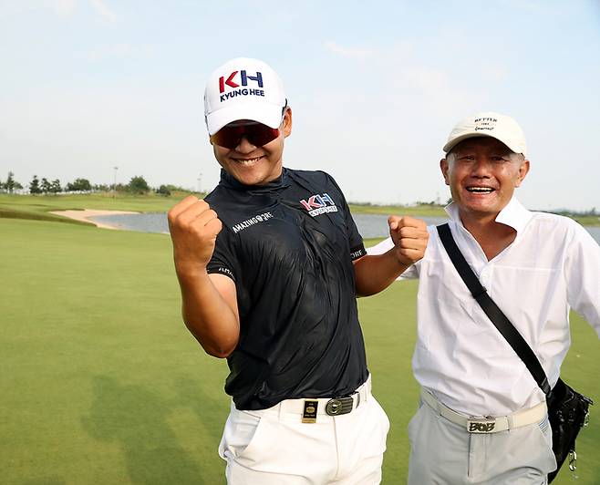 정한밀이 28일 군산CC에서 열린 제17회 KPGA 군산CC 오픈에서 생애 첫승을 차지한 뒤 포효하고 있다. 사진 | KPGA