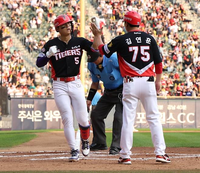 KIA 김도영(왼쪽)이 28일 잠실구장에서 열린 2026 KBO리그 정규시즌 두산과 경기에서 6회초 솔로포를 때린 후 홈에 들어오고 있다. 사진 | KIA 타이거즈