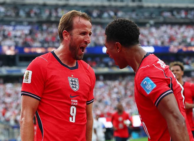 Soccer Football - FIFA World Cup 2026 - Group L - Panama v England - New York/New Jersey Stadium, East Rutherford, New Jersey, U.S. - June 27, 2026 England's Harry Kane celebrates scoring their second goal with Jude Bellingham IMAGN IMAGES via Reuters/Vincent Carchietta

<저작권자(c) 연합뉴스, 무단 전재-재배포, AI 학습 및 활용 금지>