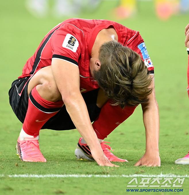 25일(한국시각) 멕시코 몬테레이 인근 과달루페의 에스타디오 몬테레이에서 열린 2026 북중미 월드컵 대한민국과 남아공의 경기. 한국이 0대1로 패한 가운데 이강인이 주저앉아 아쉬워하고 있다. 과달루페(멕시코)=허상욱 기자wook@sportschosun.com/2026.06.25/