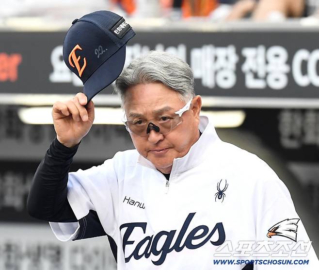 10일 대전 한화생명볼파크에서 열린 한화와 KIA의 경기. 인사를 나누고 있는 한화 김경문 감독. 대전=송정헌 기자songs@sportschosun.com/2026.06.10/