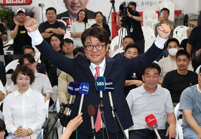 유의동 국민의힘 경기 팽택시을 국회의원 후보가 지난 4일 오전 경기 평택시 안중읍에 위치한 선거사무소에서 당선이 확실해지자 환호하고 있다. /뉴스1