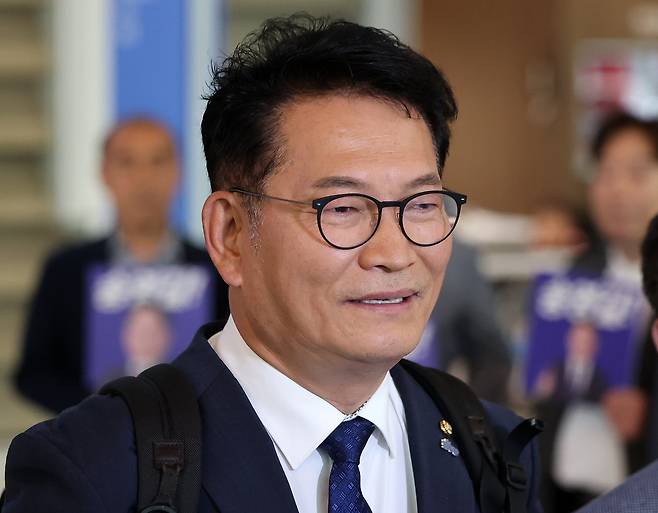 송영길 더불어민주당 의원이 27일 오후 국회의장 특사 자격으로 미국 방문을 마치고 인천국제공항 제2터미널을 통해 귀국 후 취재진 질문에 답변하고 있다./뉴스1