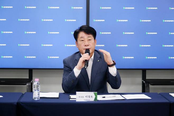 25일 충북 청주시 HD현대일렉트릭 청주 배전캠퍼스에서 열린 기자간딤회에서 발언하는 이창호 부사장(배전사업본부장). HD현대 제공