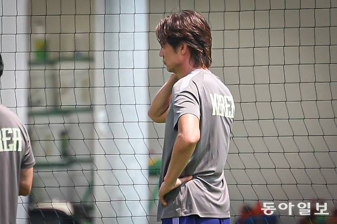 한국 축구 대표팀의 홍명보 감독이 27일(현지시간) 멕시코 과달라하라 사포판의 치바스 바예 베르데에서 훈련장에서 굳은 표정으로 선수들의 훈련을 지켜보고 있다. 홍명보 감독이 지휘해온 한국 축구 대표팀은 이날 조별리그 경기 결과 조 3위 팀 간 경쟁에서 32강 진출 마지노선인 8위 밖으로 밀려나 탈락이 확정됐다. 한국 축구가 월드컵 조별리그를 통과하지 못한 건 2018년 러시아 대회 이후 8년 만이다. 사포판=박형기 기자 oneshot@donga.com