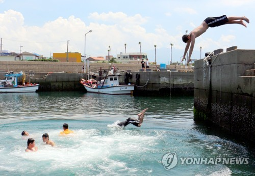 제주 포구 다이빙 [연합뉴스 자료사진]
