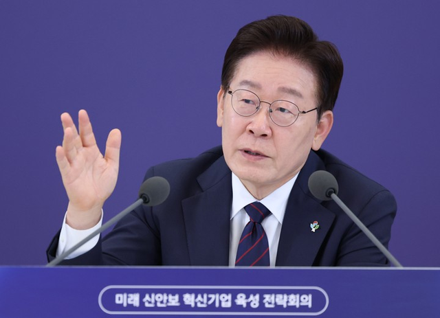 이재명 대통령이 26일 청와대에서 열린 ‘미래신안보 혁신기업 육성전략’ 회의에서 발언하고 있다.  [청와대통신사진기자단]
