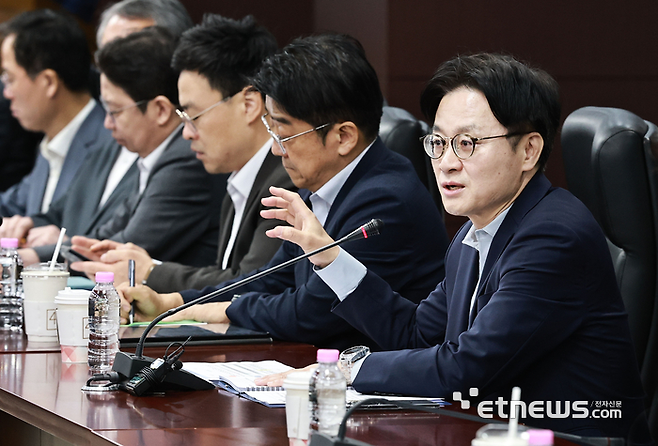 김정관 산업통상부 장관이 25일 서울 종로구 한국무역보험공사 대회의실에서 '제1회 산업·자원안보 전략회의'를 주재하고 있다. 산업부 제공