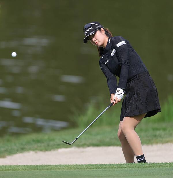 2026년 한국여자프로골프(KLPGA) 투어 맥콜·모나 용평 오픈 우승 경쟁에 뛰어든 한진선 프로가 2라운드에서 경기하는 모습이다. 사진제공=KLPGA (사진을 무단으로 사용하지 마십시오.)
