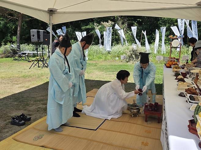 지난 27일 열린 합동위령제에서 전미경 대전산내골령골희생자유족회 회장이 제사상에 잔을 올리고 있다. 최예린 기자