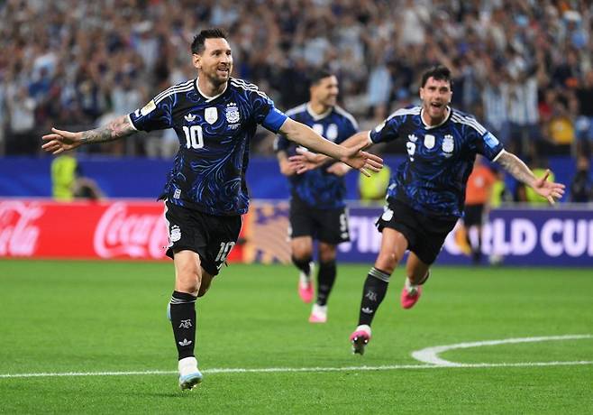 28일 요르단과의 2026 FIFA 북중미 월드컵 조별리그 J조 3차전서 프리킥 득점을 터뜨린 뒤 환호하는 아르헨티나 메시(앞). 사진=연합뉴스