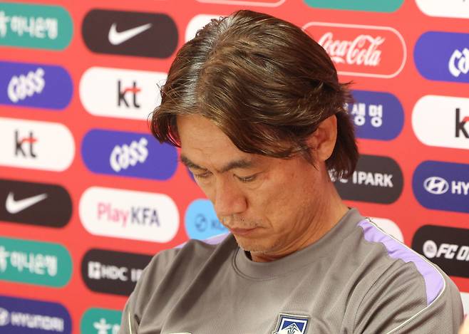 <yonhap photo-3638=""> 기자 질문 듣는 홍명보 감독 (사포판[멕시코 할리스코주]=연합뉴스) 최재구 기자 = 2026 북중미 월드컵 A조 조별리그 3차전에서 남아공에 패해 32강 합류를 위해 다른 조의 결과를 기다리고 있는 한국 축구국가대표팀이 25일(현지시간) 팀 베이스캠프인 멕시코 과달라하라로 돌아와 사포판 치바스 바예 베르데에서 회복훈련을 했다. 훈련에 앞서 갖은 기자회견에서 홍명보 감독이 기자의 질문을 듣고 있다.</yonhap>