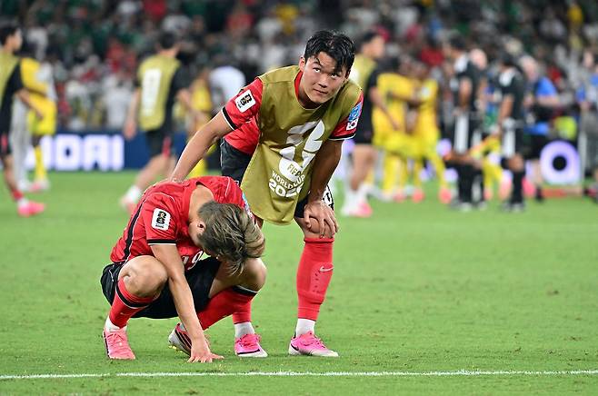 24일(현지시간) 멕시코 몬테레이 스타디움에서 열린 2026 북중미 월드컵 A조 3차전 한국과 남아프리카공화국의 경기에서 패한 뒤 그라운드에 주저앉은 이강인을 오현규가 다독이고 있다. 강정현 기자