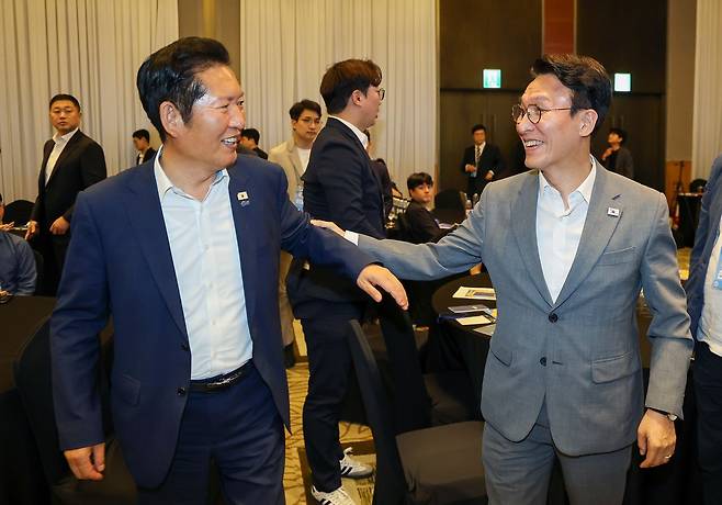 김민석 국무총리와 정청래 더불어민주당 전 대표가 28일 오후 경기 광주 곤지암리조트에서 열린 민주당 청년 당선인 워크숍에서 대화를 나누고 있다. 뉴스1