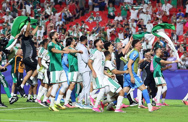 ▲ 27일(현지시간) 미국 미주리주 캔자스시티에서 열린 2026 FIFA 월드컵  J조 알제리 대 오스트리아의 경기가 끝난 후 알제리 선수들이 32강 진출을 축하하고 있다. 로이터/연합뉴스