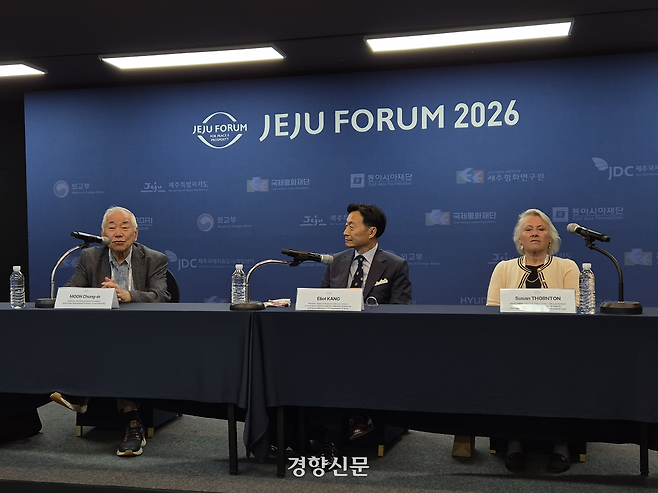 지난 26일 열린 제주포럼 기자회견에 엘리엇 강 전 미 국무부 국제안보·비확산 담당 차관보(가운데)와 수잔 손튼 전 미 국무부 동아시아태평양 담당 차관보(가장 오른쪽)이 참석했다.
