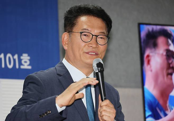 더불어민주당 송영길 의원이 28일 전북 전주 코오롱스카이타워에서 열린 ‘전북 민주당 평당원과의 타운홀 미팅’에서 질문에 답하고 있다. 연합뉴스
