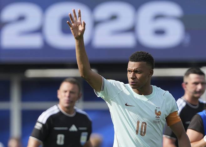“독주 막겠다” 프랑스 남자축구 대표팀 공격수 킬리안 음바페가 27일 미국 보스턴 스타디움에서 열린 2026 북중미 월드컵 조별리그 I조 노르웨이전을 마친 뒤 관중에게 인사하고 있다.   신화연합뉴스