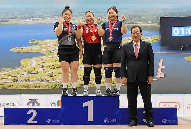 고양시청 전희수(오른쪽에서 두 번째)가 26일 열린 2026 전국남녀역도선수권대회를 마치고 기념촬영을 하고 있다. 고양시청 제공
