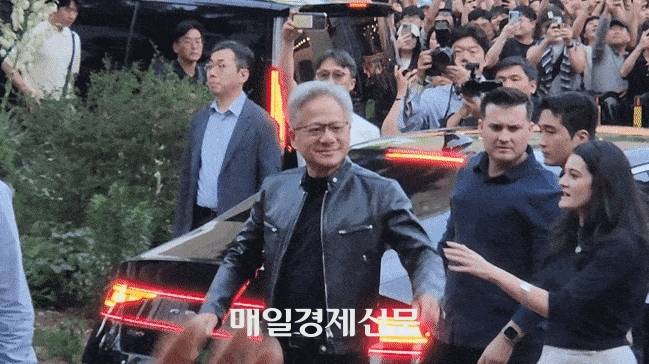 젠슨 황 엔비디아 최고경영자(CEO)가 5일 오후 서울 마포구 홍대 인근에 도착한 모습. [전종헌 기자]