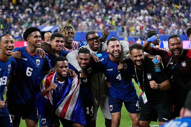 H조 2위로 2026 북중미월드컵 32강에 오른 카보베르데 선수들이 기뻐하고 있다. AP연합뉴스