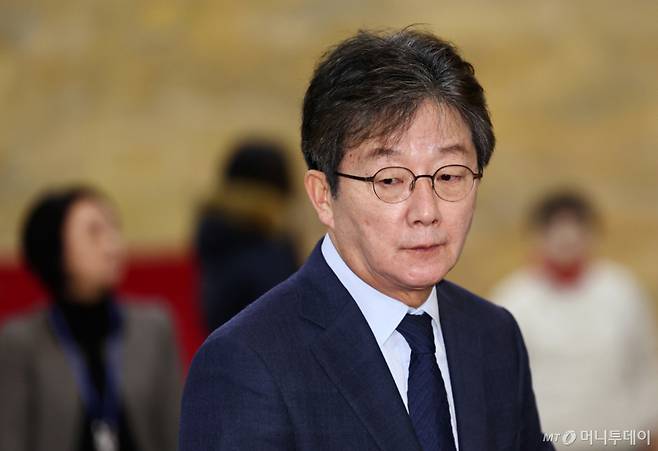 [서울=뉴시스] 김명년 기자 = 유승민 전 의원이 20일 오전 서울 여의도 국회 로텐더홀에서 통일교·공천헌금 '쌍특검'을 요구하며 엿새째 단식농성중인 장동혁 국민의힘 대표와 만난 후 취재진의 질문에 답하고 있다. 2026.01.20. kmn@newsis.com /사진=김명년