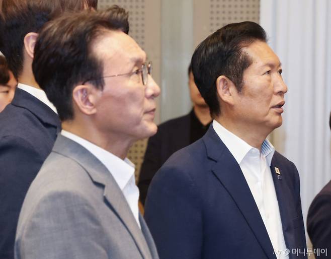 (경기 광주=뉴스1) 오대일 기자 = 김민석 국무총리와 정청래 더불어민주당 전 대표가 28일 오후 경기 광주 곤지암리조트에서 열린 민주당 청년 당선인 워크숍에서 애국가를 부르고 있다. (공동취재) 2026.6.28/뉴스1  Copyright (C) 뉴스1. All rights reserved. 무단 전재 및 재배포,  AI학습 이용 금지. /사진=(경기 광주=뉴스1) 오대일 기자