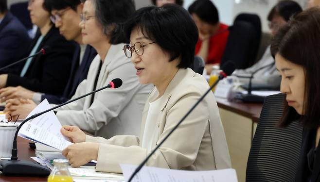 정부가 촉법소년 연령을 만 13세로 낮추는 방안을 검토하는 가운데 이르면 30일 국무회의에 관련 내용이 보고될 전망이다. 원민경 성평등가족부 장관이 지난 4월 서울 종로구 정부서울청사에서 열린 형사미성년자(촉법소년) 연령 사회적 대화협의체 4차 전체회의에서 발언하고 있다. /사진=뉴시스