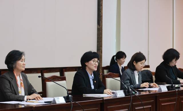 원민경 성평등가족부 장관이 4월 10일 정부서울청사에서 열린 형사미성년자(촉법소년) 연령 사회적 대화 협의체 3차 회의에서 인사말을 하고 있다. 연합뉴스