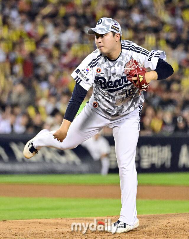 2026년 6월 26일 오후 서울 잠실구장에서 열린 '2026 신한 SOL KBO리그' KIA 타이거즈와 두산 베어스 경기. 두산 김정우가 7회초 구원등판해 역투하고 있다./유진형 기자
