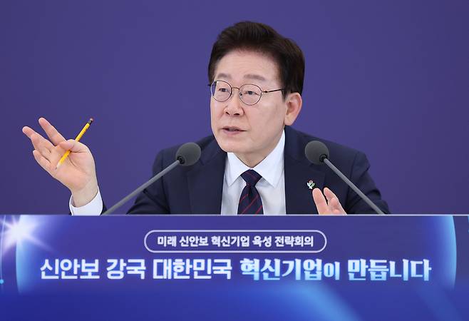 이재명 대통령이 26일 청와대에서 열린 ‘미래신안보 혁신기업 육성전략’ 회의에서 발언하고 있다. [연합]
