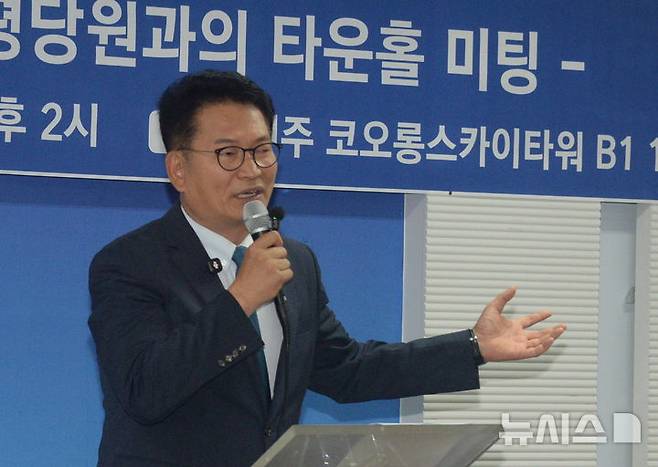 [전주=뉴시스] 김얼 기자 = 더불어민주당 송영길 의원이 28일 전북 전주시 코오롱스카이타워에서 열린 '전북 민주당 평당원과의 타운홀 미팅'에 참석해 발언하고 있다. 2026.06.28. pmkeul@newsis.com
