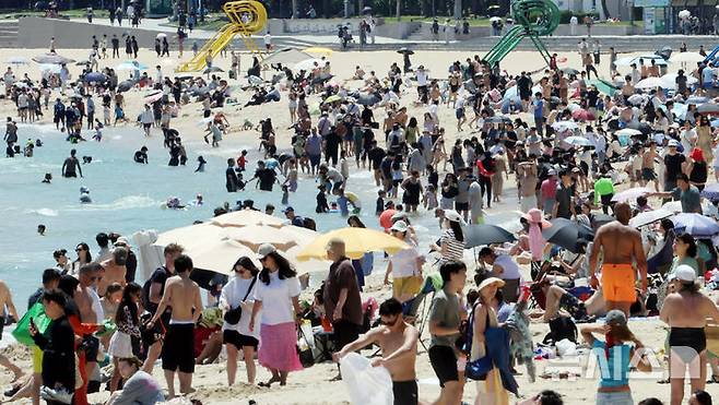 [부산=뉴시스] 하경민 기자 = 부산 해운대·송정해수욕장 개장 첫 주말인 28일 해운대해수욕장에서 시민과 관광객들이 물놀이를 즐기고 있다.  송도·광안리·다대포(동측·서측)·일광·임랑 등 부산지역 나머지 5개 해수욕장은 오는 7월1일 개장한다. 이 중 해운대는 9월15일까지, 나머지 6개 해수욕장은 8월31일까지 문을 연다. 2026.06.28. yulnetphoto@newsis.com